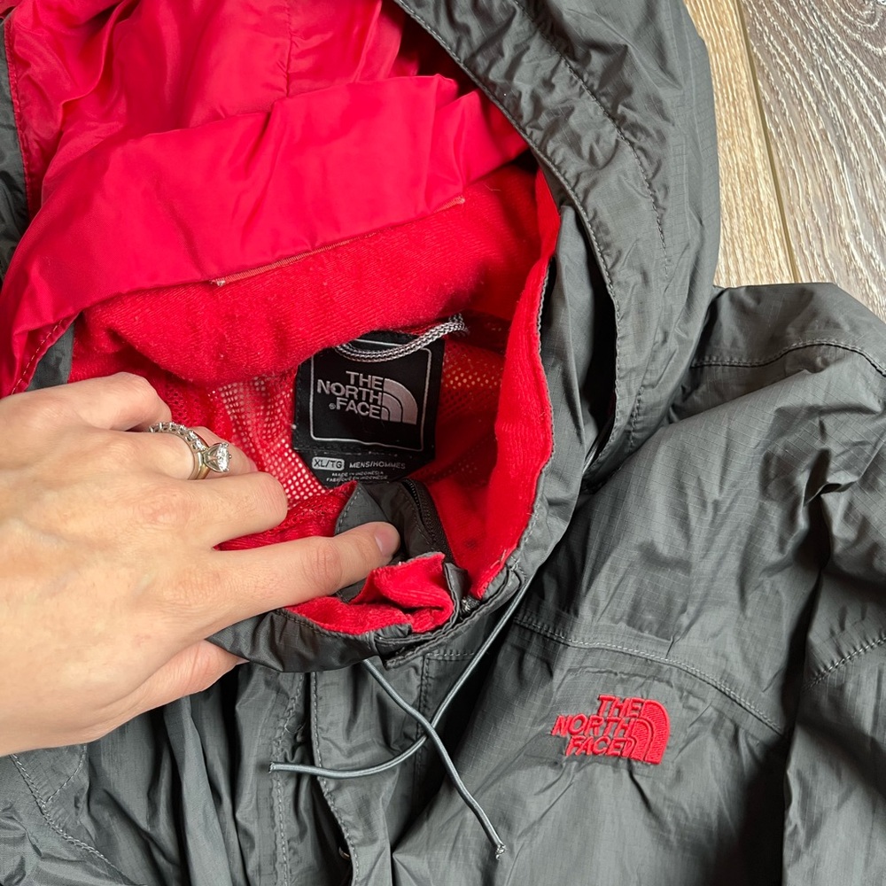 The North Face Men's Gray and Red Windbreaker - Picture 2 of 5